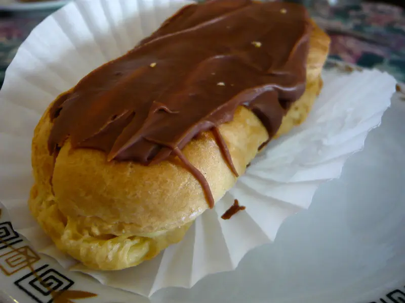 Un éclair au chocolat sur une assiette (photo d’illustration)