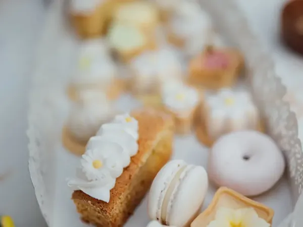 Petits gâteaux délicats sur un présentoir (photo d’illustration)
