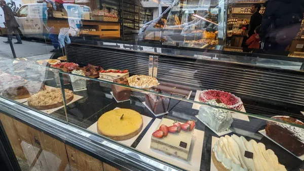 Vitrine d’une pâtisserie du Marais, tartes et entremets derrière la vitre